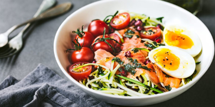 Courgette Noedelsalade met zalm